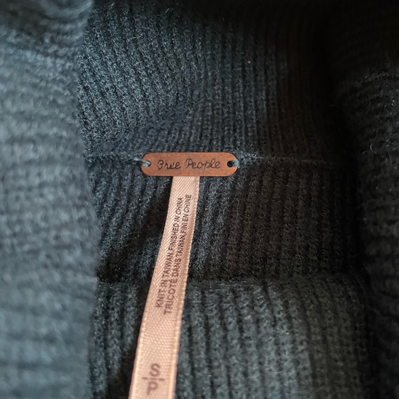 Free People Softly Structured Tunic
Sweater Peacock Jewel Blue Cowl Neck - Picture 4 of 4